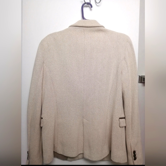 Zara's Beige Blazer - Picture 3 of 4